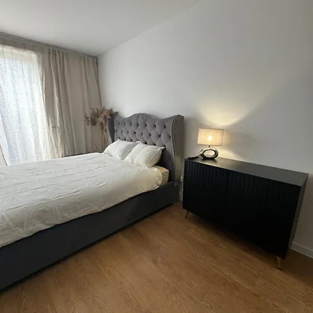 Estella Bara-nowo Lotnisko 5 Min شقة